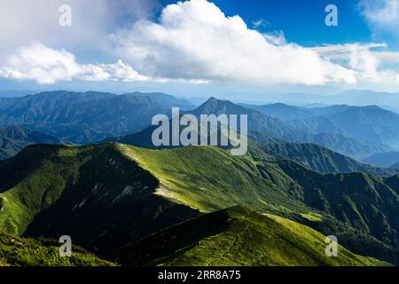 Chaîne de montagnes Asahi, vue du sud depuis le sommet des plus hauts Mt.Ohasahi(Ohasahidake),100 montagnes du Japon, Yamagata, Tohoku, Japon, Asie Banque D'Images