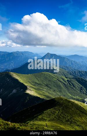 Chaîne de montagnes Asahi, vue du sud depuis le sommet des plus hauts Mt.Oasahi(Ohasahidake),100 montagnes du Japon, Yamagata, Tohoku, Japon, Asie Banque D'Images
