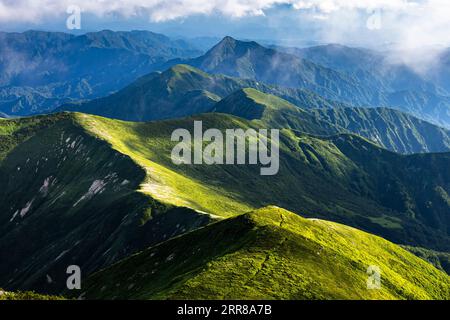 Chaîne de montagnes Asahi, vue du sud depuis le sommet des plus hauts Mt.Oasahi(Ohasahidake),100 montagnes du Japon, Yamagata, Tohoku, Japon, Asie Banque D'Images