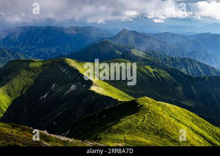Chaîne de montagnes Asahi, vue du sud depuis le sommet des plus hauts Mt.Oasahi(Ohasahidake),100 montagnes du Japon, Yamagata, Tohoku, Japon, Asie Banque D'Images