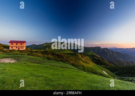 Chaîne de montagnes Asahi, lueur matinale, refuge Kitsuneana et Mt.Itoh(Itohdake),100 montagnes du Japon, Yamagata, Tohoku, Japon, Asie Banque D'Images