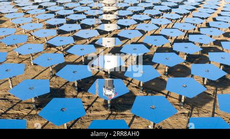 210428 -- URUMQI, 28 avril 2021 -- une photo prise le 19 décembre 2019 montre une centrale photothermique construite dans le désert de Gobi à Hami, dans la région autonome ouïgoure du Xinjiang, au nord-ouest de la Chine. Photo par /Xinhua Xinhua titres : solaire, boom de l'énergie éolienne alimente la Chine en carbone neutre moteur FengxYang PUBLICATIONxNOTxINxCHN Banque D'Images