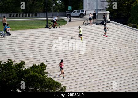 210427 -- WASHINGTON, le 27 avril 2021 -- des gens sont vus près du Lincoln Memorial à Washington, D.C., États-Unis, le 27 avril 2021. Les centres américains pour le contrôle et la prévention des maladies CDC ont dévoilé mardi de nouvelles directives pour les Américains entièrement vaccinés, y compris des activités qu’ils peuvent reprendre en toute sécurité sans porter de masque. U.S.-WASHINGTON, D.C.-CDC-NOUVEAU MASQUE GUIDE LIUXJIE PUBLICATIONXNOTXINXCHN Banque D'Images