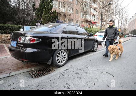 210428 -- DALIAN, le 28 avril 2021 -- un homme malvoyant Wen Shipeng marche avec son chien-guide à Dalian, dans la province du Liaoning au nord-est de la Chine, le 13 janvier 2020. La branche de Dalian du China Guide Dog Training Center, fondée en mai 2006, est une institution de formation de chiens guides à but non lucratif en Chine. Il a fourni 239 chiens-guides gratuits aux personnes malvoyantes dans tout le pays. Les chiens guides du centre sont strictement sélectionnés parmi Labrador et Golden Retrievers. Habituellement 45 jours après la naissance, ces chiots sont envoyés vivre avec des familles bénévoles, se familiarisant avec la vie humaine et le Banque D'Images
