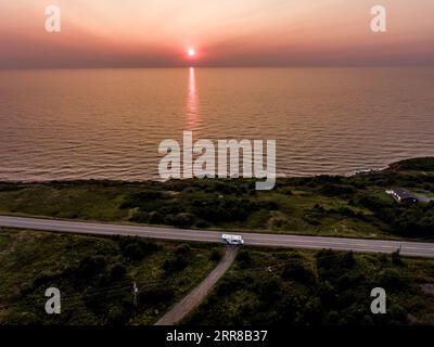 Superbe coucher de soleil vue panoramique sur la falaise côtière de l'île du Cap-Breton route pittoresque Cabot Trail, Nova Scotia Highlands Canada. Banque D'Images