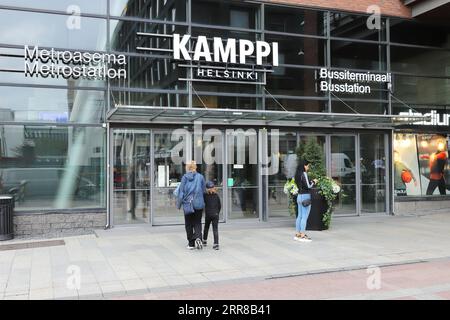 Helsinki, Finlande - 5 septembre 2023 : entrée au centre commercial Kampii, à la gare routière et à la station de métro dans le centre-ville d'Helsinki. Banque D'Images