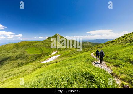 Chaîne de montagnes Asahi, vue du plus haut Mt.Ohasahidake (pinacle), du Mt.Nakadake, 100 montagnes du Japon, Yamagata, Tohoku, Japon, Asie Banque D'Images