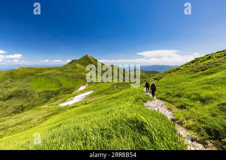Chaîne de montagnes Asahi, vue du plus haut Mt.Ohasahidake (pinacle), du Mt.Nakadake, 100 montagnes du Japon, Yamagata, Tohoku, Japon, Asie Banque D'Images
