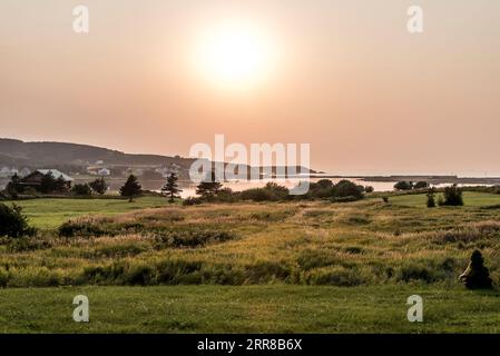 Superbe coucher de soleil vue panoramique sur la falaise côtière de l'île du Cap-Breton route pittoresque Cabot Trail, Nova Scotia Highlands Canada. Banque D'Images