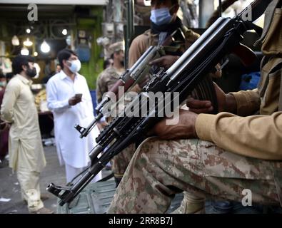210428 -- PESHAWAR, le 28 avril 2021 -- des soldats pakistanais patrouillent dans un marché du nord-ouest du Pakistan, Peshawar, le 28 avril 2021. Des troupes de l’armée pakistanaise ont été déployées dans 16 villes du pays pour assurer le respect des directives COVID-19 par le public. Photo de /Xinhua PAKISTAN-PESHAWAR-COVID-19-TROUPE-DEPLOYMENT SaeedxAhmad PUBLICATIONxNOTxINxCHN Banque D'Images