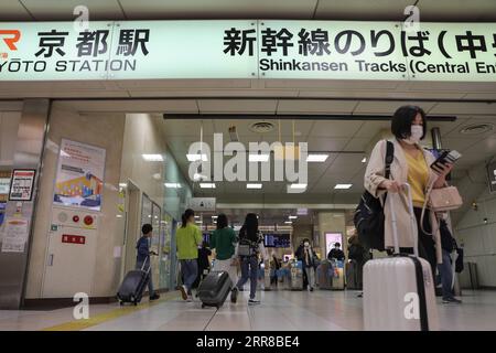 210429 -- KYOTO, le 29 avril 2021 -- des personnes portant des masques faciaux marchent à la gare de Kyoto pendant le début de la Golden week du Japon à Kyoto, Japon, le 29 avril 2021. Le gouvernement japonais a imposé l’état d’urgence jusqu’au 11 mai à Tokyo, Osaka, Kyoto et Hyogo, dans le but de freiner une augmentation des cas de COVID-19 pendant les vacances de la semaine d’or. JAPON-SEMAINE DORÉE-COVID-19-ÉTAT D'URGENCE DUXXIAOYI PUBLICATIONXNOTXINXCHN Banque D'Images