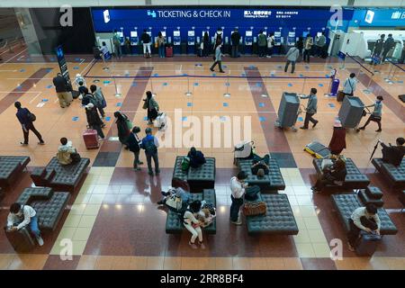 210429 -- TOKYO, le 29 avril 2021 -- des gens sont vus à l'aéroport de Haneda pendant le début de la Golden week du Japon à Tokyo, Japon, le 29 avril 2021. Le gouvernement japonais a imposé l’état d’urgence jusqu’au 11 mai à Tokyo, Osaka, Kyoto et Hyogo, dans le but de freiner une augmentation des cas de COVID-19 pendant les vacances de la semaine d’or. Photo de /Xinhua JAPON-SEMAINE DORÉE-COVID-19-ÉTAT D'URGENCE ChristopherxJue PUBLICATIONxNOTxINxCHN Banque D'Images