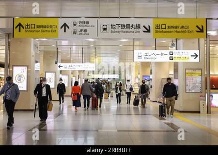 210429 -- KYOTO, le 29 avril 2021 -- des personnes portant des masques faciaux marchent à la gare de Kyoto pendant le début de la Golden week du Japon à Kyoto, Japon, le 29 avril 2021. Le gouvernement japonais a imposé l’état d’urgence jusqu’au 11 mai à Tokyo, Osaka, Kyoto et Hyogo, dans le but de freiner une augmentation des cas de COVID-19 pendant les vacances de la semaine d’or. JAPON-SEMAINE DORÉE-COVID-19-ÉTAT D'URGENCE DUXXIAOYI PUBLICATIONXNOTXINXCHN Banque D'Images