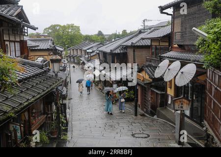 210429 -- KYOTO, le 29 avril 2021 -- peu de gens et de magasins temporairement fermés sont vus pendant le début de la Golden week du Japon à Ninen-zaka à Kyoto, Japon, le 29 avril 2021. Le gouvernement japonais a imposé l’état d’urgence jusqu’au 11 mai à Tokyo, Osaka, Kyoto et Hyogo, dans le but de freiner une augmentation des cas de COVID-19 pendant les vacances de la semaine d’or. JAPON-SEMAINE DORÉE-COVID-19-ÉTAT D'URGENCE DUXXIAOYI PUBLICATIONXNOTXINXCHN Banque D'Images