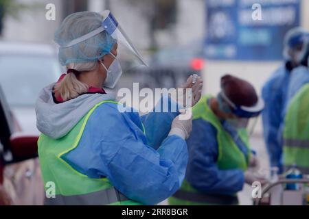 210429 -- BUCAREST, le 29 avril 2021 -- des infirmières roumaines préparent des vaccins dans un centre de vaccination au drive-in de la place de la Constitution à Bucarest, Roumanie, le 29 avril 2021. Le premier centre de vaccination drive-through de Bucarest contre le COVID-19 a été ouvert jeudi. Photo de /Xinhua ROMANIA-BUCAREST-VACCINATION CristianxCristel PUBLICATIONxNOTxINxCHN Banque D'Images