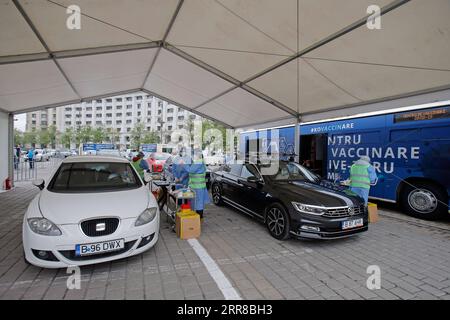 210429 -- BUCAREST, le 29 avril 2021 -- une photo prise le 29 avril 2021 montre un centre de vaccination au volant sur la place de la Constitution à Bucarest, en Roumanie. Le premier centre de vaccination drive-through de Bucarest contre le COVID-19 a été ouvert jeudi. Photo de /Xinhua ROMANIA-BUCAREST-VACCINATION CristianxCristel PUBLICATIONxNOTxINxCHN Banque D'Images