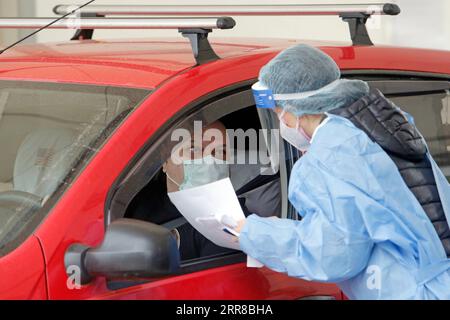 210429 -- BUCAREST, le 29 avril 2021 -- Une infirmière roumaine communique avec une personne dans un centre de vaccination au volant de la place de la Constitution à Bucarest, Roumanie, le 29 avril 2021. Le premier centre de vaccination drive-through de Bucarest contre le COVID-19 a été ouvert jeudi. Photo de /Xinhua ROMANIA-BUCAREST-VACCINATION CristianxCristel PUBLICATIONxNOTxINxCHN Banque D'Images