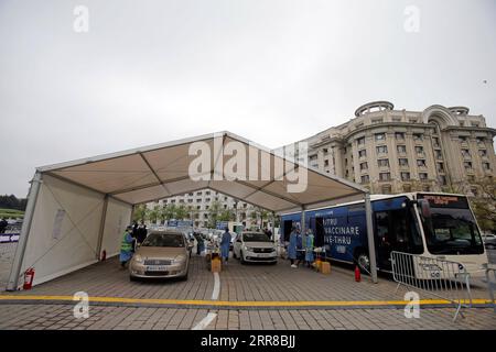 210429 -- BUCAREST, le 29 avril 2021 -- une photo prise le 29 avril 2021 montre un centre de vaccination au volant sur la place de la Constitution à Bucarest, en Roumanie. Le premier centre de vaccination drive-through de Bucarest contre le COVID-19 a été ouvert jeudi. Photo de /Xinhua ROMANIA-BUCAREST-VACCINATION CristianxCristel PUBLICATIONxNOTxINxCHN Banque D'Images