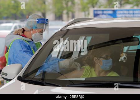 210429 -- BUCAREST, le 29 avril 2021 -- Une personne reçoit un vaccin dans un centre de vaccination au volant de la place de la Constitution à Bucarest, Roumanie, le 29 avril 2021. Le premier centre de vaccination drive-through de Bucarest contre le COVID-19 a été ouvert jeudi. Photo de /Xinhua ROMANIA-BUCAREST-VACCINATION CristianxCristel PUBLICATIONxNOTxINxCHN Banque D'Images