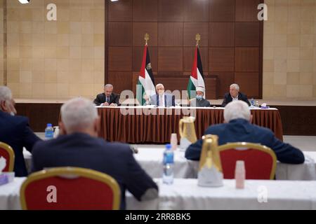 210429 -- RAMALLAH, le 29 avril 2021 -- le président palestinien Mahmoud Abbas 2e L, Rear prend la parole lors d'une réunion de direction de l'OLP de l'Organisation de libération de la Palestine dans la ville de Ramallah, en Cisjordanie, le 29 avril 2021. Abbas a réaffirmé jeudi soir qu’aucune élection ne peut avoir lieu sans Jérusalem-est. /Distribution via Xinhua MIDEAST-RAMALLAH-PLO-LEADERSHIP MEETING-ABBAS-ELECTIONS PalestinienPresidentxOffice PUBLICATIONxNOTxINxCHN Banque D'Images