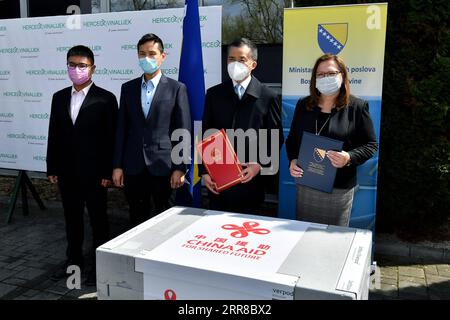 210430 -- SARAJEVO, le 30 avril 2021 -- l'ambassadeur de Chine en Bosnie-Herzégovine Ji Ping 2nd R et le ministre des Affaires civiles de Bosnie-Herzégovine Ankica Gudeljevic 1st R assistent à une cérémonie de remise des vaccins chinois à Sarajevo, Bosnie-Herzégovine, le 29 avril 2021. Un lot de vaccin COVID-19 fourni par la Chine et produit par Sinopharm a été livré à la Bosnie-Herzégovine BiH, a déclaré jeudi le ministère des Affaires civiles de BiH. Photo de /Xinhua BOSNIE-HERZÉGOVINE-SARAJEVO-CHINE VACCINS DONNÉS NedimxGrabovica PUBLICATIONxNOTxINxCHN Banque D'Images