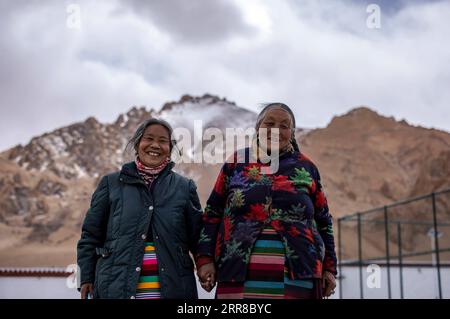 210430 -- LHASSA, le 30 avril 2021 -- Tseten Lhamo R et sa sœur cadette posent pour une photo dans la préfecture de Ngari, dans la région autonome du Tibet du sud-ouest de la Chine, le 27 avril 2021. Tseten Lhamo, né en 1945, serf avant la réforme démocratique au Tibet en 1959, qui abolit son servage féodal sous la théocratie. Les vies de nos serfs sont amères que les herbes amères, Tseten Lhamo a rappelé sa vie dans le vieux temps. Après la réforme démocratique, des changements bénéfiques ont eu lieu. Tseten Lhamo vit maintenant dans une grande maison avec des yaks et des chèvres. Photo de /Xinhua InTibetchina-TIBET-EX SERF-NEW LIFE-TSETEN LHAMO Banque D'Images