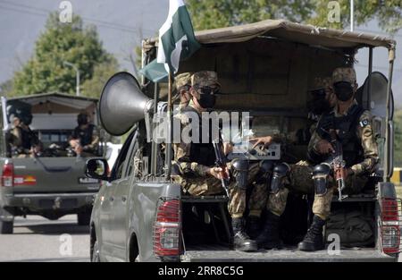 210430 -- ISLAMABAD, le 30 avril 2021 -- des soldats pakistanais patrouillent sur une route à Islamabad, capitale du Pakistan, le 29 avril 2021. Des troupes de l’armée pakistanaise ont été déployées dans 16 villes du pays pour assurer le respect des directives COVID-19 par le public. PAKISTAN-ISLAMABAD-COVID-19-DÉPLOIEMENT MILITAIRE AhmadxKamal PUBLICATIONxNOTxINxCHN Banque D'Images