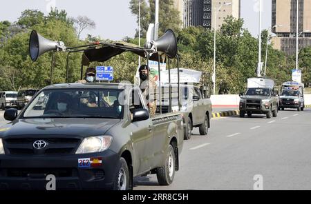 210430 -- ISLAMABAD, le 30 avril 2021 -- des soldats pakistanais patrouillent sur une route à Islamabad, capitale du Pakistan, le 29 avril 2021. Des troupes de l’armée pakistanaise ont été déployées dans 16 villes du pays pour assurer le respect des directives COVID-19 par le public. PAKISTAN-ISLAMABAD-COVID-19-DÉPLOIEMENT MILITAIRE AhmadxKamal PUBLICATIONxNOTxINxCHN Banque D'Images