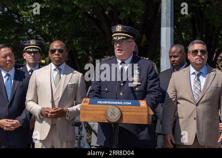 NEW YORK, NEW YORK - SEPTEMBRE 06 : John M. Chell, chef de patrouille du New York City police Department (NYPD), s'exprime lors de l'annonce par le maire Adams d'un nouveau plan complet pour réprimer les vols d'automobiles dans les cinq arrondissements le 6 septembre 2003 dans le quartier Queens de New York. Malgré une baisse globale de la criminalité majeure jusqu'à présent cette année, le Grand Larceny auto (GLA) a augmenté d'environ 19 % jusqu'en août, principalement en raison d'une augmentation du vol de certains modèles Kia et Hyundai, en grande partie attribuable aux médias sociaux viraux, cela n'a pas seulement un impact sur New York City, mais aussi sur l'e-mail Banque D'Images