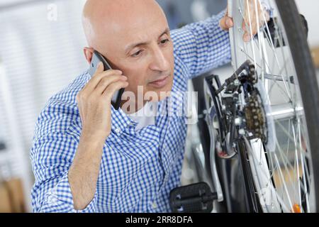 homme parlant au client sur le phoe Banque D'Images