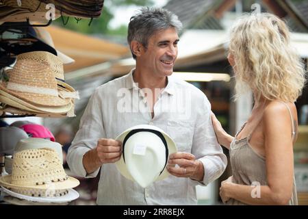 couple mature apprécient les chapeaux de shopping Banque D'Images