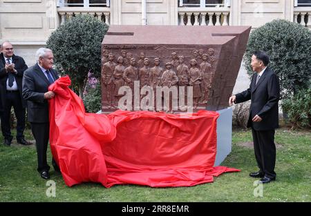 210504 -- PÉKIN, le 4 mai 2021 -- Une sculpture d'un groupe de révolutionnaires chinois est dévoilée au Centre culturel chinois à Paris, France, le 23 mars 2019. Xinhua Headlines : Save the nation -- revisitant les empreintes à l'étranger des premiers dirigeants du PCC pendant leur jeunesse ShanxYuqi PUBLICATIONxNOTxINxCHN Banque D'Images