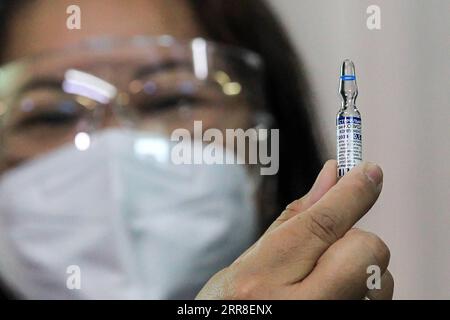 210505 -- MANILLE, le 5 mai 2021 -- Un agent de santé montre une fiole du vaccin anti-COVID-19 Sputnik V fabriqué en Russie à Manille, aux Philippines, le 4 mai 2021. PHILIPPINES-MANILLE-COVID-19-VACCINATION RouellexUmali PUBLICATIONxNOTxINxCHN Banque D'Images