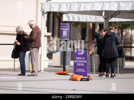 210505 -- MELBOURNE, le 5 mai 2021 -- une photo prise le 23 avril 2021 montre des gens au centre de vaccination COVID-19 à Melbourne, en Australie. Analyse des nouvelles : Comment l'Australie va-t-elle aller avec la nouvelle phase de déploiement de la vaccination photo par /Xinhua AUSTRALIA-MELBOURNE-COVID-19-VACCINATION HuxJingchen PUBLICATIONxNOTxINxCHN Banque D'Images