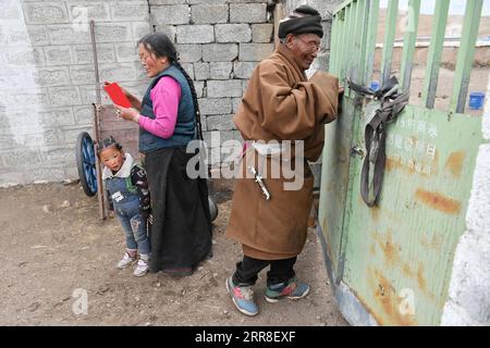 210505 -- LHASSA, le 5 mai 2021 -- Sonam Tobgye ferme son hangar dans le village de Nalung, dans le canton de Wumatang, dans le comté de Damxung de Lhassa, capitale de la région autonome du Tibet du sud-ouest de la Chine, le 15 avril 2021. Avant la réforme démocratique au Tibet en 1959, Sonam Tobgye était un serf et vivait sous un servage féodal cruel et dans une misère abjecte. Nous devions travailler jour et nuit juste pour payer des impôts exorbitants prélevés par les propriétaires de serfs et le gouvernement local, a rappelé Sonam, 82 ans. Sonam a embrassé une toute nouvelle vie en 1959 lorsque sa famille a obtenu des prairies et du bétail, quelque chose dont ses ancêtres n'avaient jamais rêvé Banque D'Images