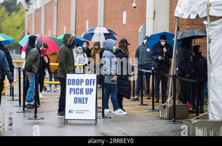 210505 -- TORONTO, le 5 mai 2021 -- les personnes portant un masque facial font la queue pour entrer dans un site de vaccination contre la COVID-19 à Toronto, Canada, le 4 mai 2021. Au 30 avril 2021, 29,31 % de la population canadienne avait reçu au moins une dose d’un vaccin contre la COVID-19, selon l’Agence de la santé publique du Canada. Photo de /Xinhua CANADA-TORONTO-COVID-19-CAS ZouxZheng PUBLICATIONxNOTxINxCHN Banque D'Images