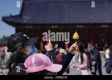 210505 -- PÉKIN, le 5 mai 2021 -- Un touriste prend des photos d'une glace en forme de salle de prière pour la bonne récolte au Temple du ciel à Pékin, capitale de la Chine, le 4 mai 2021. Xinhua Headlines : le marché du tourisme de la Chine embrasse une reprise robuste au cours des vacances du jour de mai JuxHuanzong PUBLICATIONxNOTxINxCHN Banque D'Images