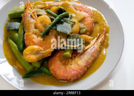 Ginisang gulay avec hipon à kalabasa. Légumes sautés avec crevettes et citrouille. Banque D'Images