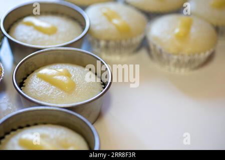 Cupcake Puto dans un moule en aluminium. Hulmahan ng puto. Banque D'Images