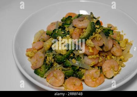 Ginisang ampalaya. melon amer sauté ou gourde amère avec crevettes et œuf. Banque D'Images