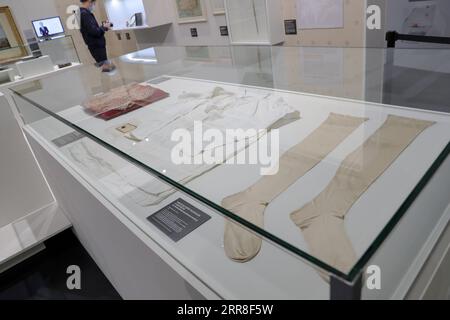 210505 -- BRAINE-L ALLEUD BELGIQUE, le 5 mai 2021 -- les vêtements portés par Napoléon Bonaparte à Sainte-Hélène sont exposés à l'exposition Napoléon : de Waterloo à Sainte-Hélène, la naissance de la légende au Mémorial Waterloo 1815 à Braine-l Alleud, Belgique, le 5 mai 2021. Le Mémorial de Waterloo 1815 a organisé l exposition à l occasion du bicentenaire de la mort de Napoléon Ier, avec plus d une centaine de pièces authentiques exposées. BELGIQUE-BRAINE-L ALLEUD-EXHIBITION-NAPOLÉON I-MORT-BICENTENAIRE ZHENGXHUANSONG PUBLICATIONXNOTXINXCHN Banque D'Images