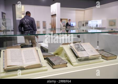 210505 -- BRAINE-L ALLEUD BELGIQUE, le 5 mai 2021 -- le livre sur l'exil de Napoléon Bonaparte à Sainte-Hélène est présenté à l'exposition Napoléon : de Waterloo à Sainte-Hélène, la naissance de la légende au Mémorial Waterloo 1815 à Braine-l Alleud, Belgique, le 5 mai 2021. Le Mémorial de Waterloo 1815 a organisé l exposition à l occasion du bicentenaire de la mort de Napoléon Ier, avec plus d une centaine de pièces authentiques exposées. BELGIQUE-BRAINE-L ALLEUD-EXHIBITION-NAPOLÉON I-MORT-BICENTENAIRE ZHENGXHUANSONG PUBLICATIONXNOTXINXCHN Banque D'Images