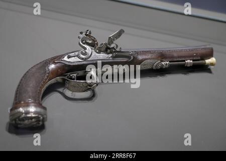 210505 -- BRAINE-L ALLEUD BELGIQUE, le 5 mai 2021 -- Un pistolet à silex est exposé à l'exposition Napoléon : de Waterloo à Sainte-Hélène, la naissance de la légende au Mémorial Waterloo 1815 à Braine-l Alleud, Belgique, le 5 mai 2021. Le Mémorial de Waterloo 1815 a organisé l exposition à l occasion du bicentenaire de la mort de Napoléon Ier, avec plus d une centaine de pièces authentiques exposées. BELGIQUE-BRAINE-L ALLEUD-EXHIBITION-NAPOLÉON I-MORT-BICENTENAIRE ZHENGXHUANSONG PUBLICATIONXNOTXINXCHN Banque D'Images