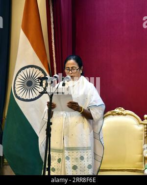 210505 -- KOLKATA, le 5 mai 2021 -- Mamata Banerjee, chef d'un parti régional - All India Trinamool Congress TMC prête serment en tant que ministre en chef de l'État indien du Bengale occidental pour le troisième mandat consécutif à Kolkata, en Inde, le 5 mai 2021. Str/ INDIA-KOLKATA-CHIEF MINISTER-OATH Xinhua PUBLICATIONxNOTxINxCHN Banque D'Images