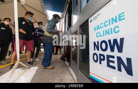 210505 -- TORONTO, le 5 mai 2021 -- des personnes portant un masque facial font la queue pour entrer dans une clinique de vaccination contre la COVID-19 à Toronto, Ontario, Canada, le 5 mai 2021. L Ontario, la province la plus peuplée du Canada, a signalé 2 941 nouveaux cas de COVID-19 mercredi matin, ce qui porte le total cumulatif du pays à 1 252 891 cas, selon CTV. Photo de /Xinhua CANADA-ONTARIO-COVID-19-CAS ZouxZheng PUBLICATIONxNOTxINxCHN Banque D'Images