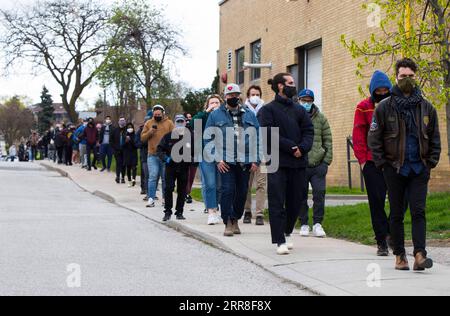 210505 -- TORONTO, le 5 mai 2021 -- des personnes portant un masque facial font la queue pour entrer dans une clinique de vaccination contre la COVID-19 à Toronto, Ontario, Canada, le 5 mai 2021. L Ontario, la province la plus peuplée du Canada, a signalé 2 941 nouveaux cas de COVID-19 mercredi matin, ce qui porte le total cumulatif du pays à 1 252 891 cas, selon CTV. Photo de /Xinhua CANADA-ONTARIO-COVID-19-CAS ZouxZheng PUBLICATIONxNOTxINxCHN Banque D'Images