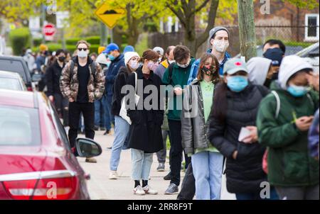 210505 -- TORONTO, le 5 mai 2021 -- des personnes portant un masque facial font la queue pour entrer dans une clinique de vaccination contre la COVID-19 à Toronto, Ontario, Canada, le 5 mai 2021. L Ontario, la province la plus peuplée du Canada, a signalé 2 941 nouveaux cas de COVID-19 mercredi matin, ce qui porte le total cumulatif du pays à 1 252 891 cas, selon CTV. Photo de /Xinhua CANADA-ONTARIO-COVID-19-CAS ZouxZheng PUBLICATIONxNOTxINxCHN Banque D'Images