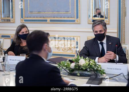 210507 -- KIEV, le 7 mai 2021 -- le secrétaire d'État américain Antony Blinken s'exprime lors de sa rencontre avec le président ukrainien Volodymyr Zelensky à Kiev, capitale de l'Ukraine, le 6 mai 2021. Le président ukrainien Volodymyr Zelensky a discuté jeudi de la situation sécuritaire et des réformes avec le secrétaire d'État américain Antony Blinken en visite à Kiev, a déclaré le service de presse du président. /Document via Xinhua UKRAINE-PRESIDENT-U.S.-SECRETARY OF STATE-MEETING UkrainianxPresidentialxOffice PUBLICATIONxNOTxINxCHN Banque D'Images