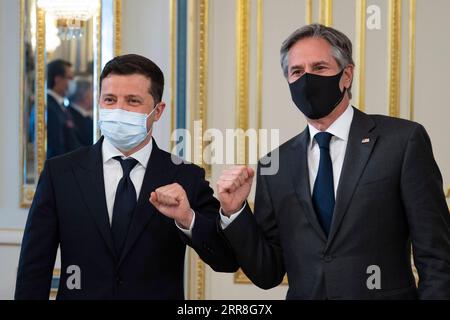 Actualités Themen der Woche KW18 210507 -- KIEV, le 7 mai 2021 -- le président ukrainien Volodymyr Zelensky L rencontre le secrétaire d'État américain Antony Blinken à Kiev, capitale de l'Ukraine, le 6 mai 2021. Le président ukrainien Volodymyr Zelensky a discuté jeudi de la situation sécuritaire et des réformes avec le secrétaire d'État américain Antony Blinken en visite à Kiev, a déclaré le service de presse du président. /Document via Xinhua UKRAINE-PRESIDENT-U.S.-SECRETARY OF STATE-MEETING UkrainianxPresidentialxOffice PUBLICATIONxNOTxINxCHN Banque D'Images