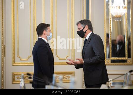 210507 -- KIEV, le 7 mai 2021 -- le président ukrainien Volodymyr Zelensky L rencontre le secrétaire d'État américain Antony Blinken à Kiev, capitale de l'Ukraine, le 6 mai 2021. Le président ukrainien Volodymyr Zelensky a discuté jeudi de la situation sécuritaire et des réformes avec le secrétaire d'État américain Antony Blinken en visite à Kiev, a déclaré le service de presse du président. /Document via Xinhua UKRAINE-PRESIDENT-U.S.-SECRETARY OF STATE-MEETING UkrainianxPresidentialxOffice PUBLICATIONxNOTxINxCHN Banque D'Images